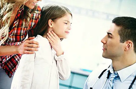 बच्चों में लारेंजिटिस: लक्षण, इसका इलाज कैसे करें और घर पर क्या करें - बच्चे और बच्चे