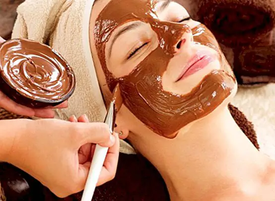 Chocolate therapy: incredible benefits for the skin and tips