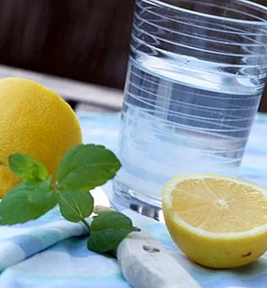Как да направите освежаващ лимонов и венециански тоник за кожата