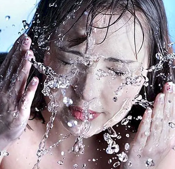 Переваги миття обличчя холодною водою і гарячою водою