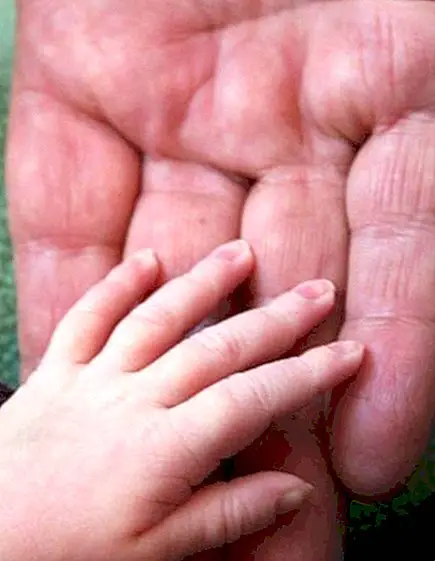 Mẹo chăm sóc đôi tay và giữ trẻ