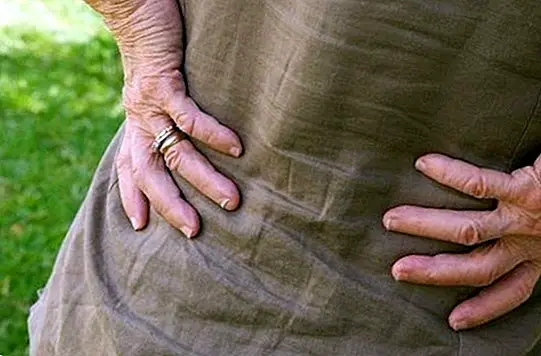 प्राकृतिक उपचार के साथ कम पीठ दर्द से राहत कैसे पाए - स्वस्थ सुझाव