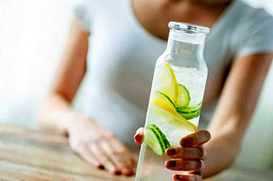 dicas saudáveis - 5 benefícios de beber água com limão e pepino todas as manhãs