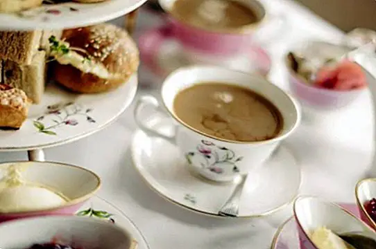 Ώρα τσάι: περιγραφές αυτής της βρετανικής παράδοσης