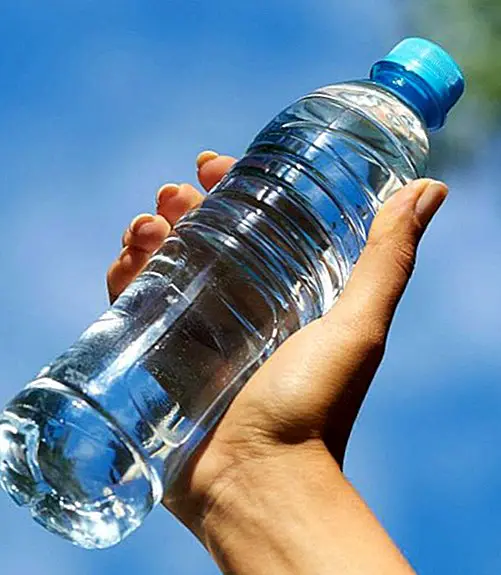 É apropriado reutilizar garrafas de água de plástico? Seus possíveis riscos