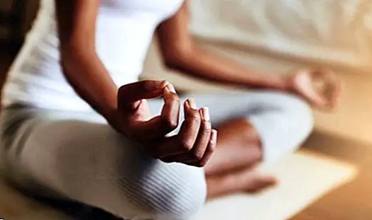 Viktigste fordeler med yoga for helse og hvordan du gjør det hjemme
