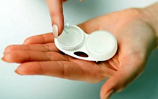 How to clean your contact lenses every day easily and safely