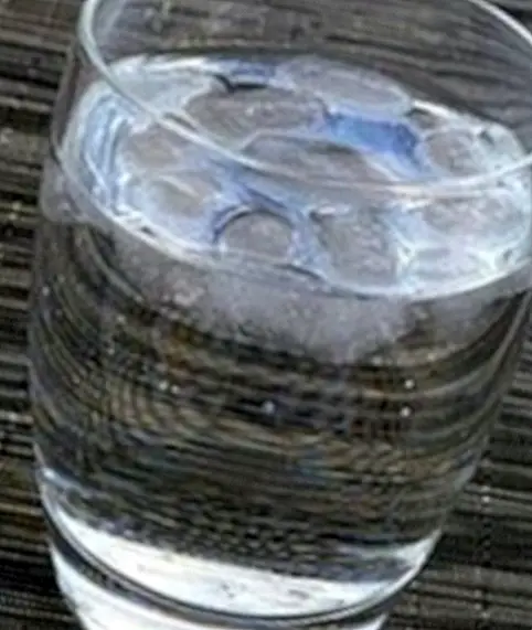 Чи погано пити воду під час їжі?