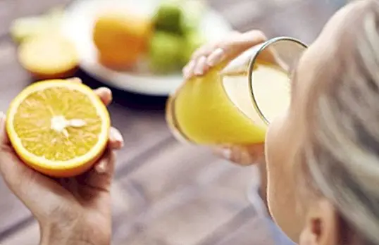 ทำไมมันไม่ดีที่จะนำน้ำส้มในขณะท้องว่าง