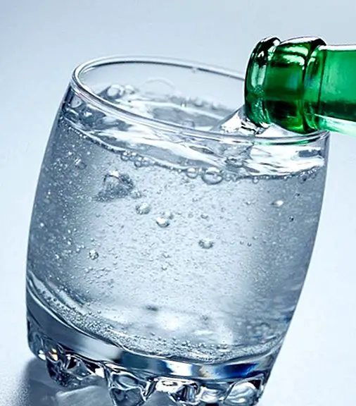 Fordelene ved at drikke mousserende vand og kontraindikationer