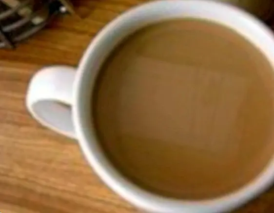 È sbagliato mescolare il tè al latte?