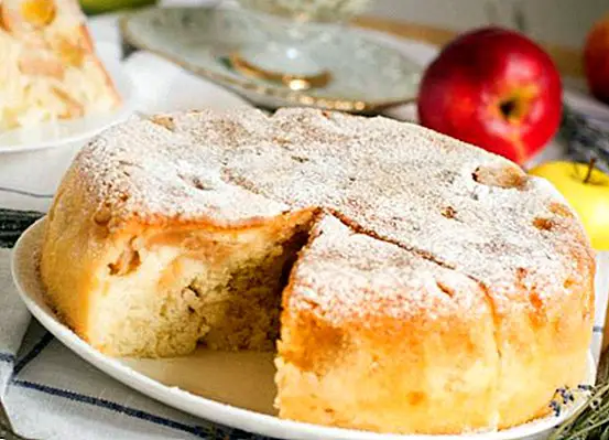 स्पंजी सेब स्पंज केक बनाने के लिए कैसे: 3 स्वादिष्ट व्यंजनों
