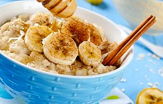 อาหารเช้ามีคุณค่าทางโภชนาการของข้าวโอ๊ตน้ำผึ้งและนมอัลมอนด์