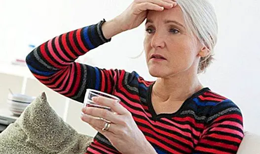 Infusão de sálvia para acalmar as ondas de calor da menopausa
