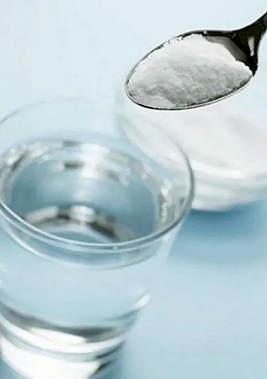 Cara membuat penyelesaian garam anda sendiri untuk mencuci hidung