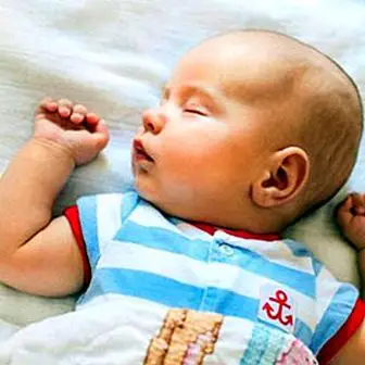 Por que você não deve dormir o bebê de cabeça para baixo