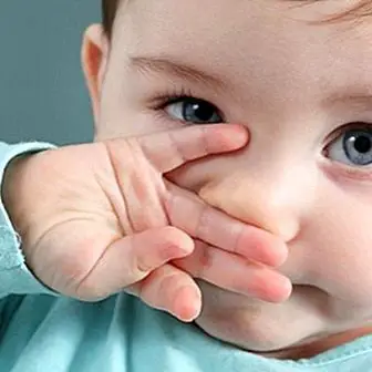 Quelle est la couleur des yeux et des cheveux du bébé?
