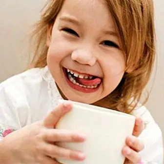 Kunnen kinderen koffie en thee drinken? Waarom het niet raadzaam is