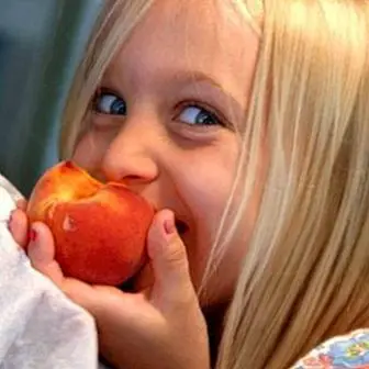 なぜ子供たちは果物や野菜を食べるべきですか？