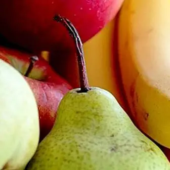 Pear, banana and apple: the first fruits of the baby