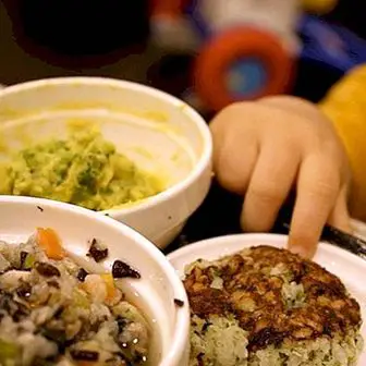 5 alimentos que não podem ser comidos por bebês menores de 1 ano de idade