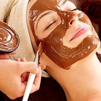 Čokoladna terapija: neverjetne koristi za kožo in konice