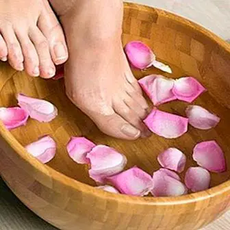 Banhos naturais para os pés para cuidar dos pés