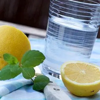 Kako narediti osvežujočo limonin tonik za kožo
