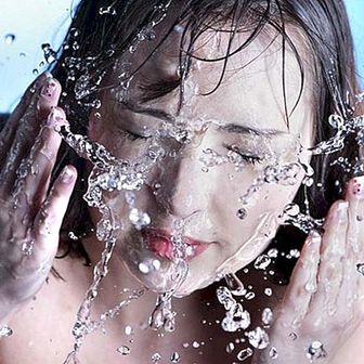 Os benefícios de lavar o rosto com água fria e água quente