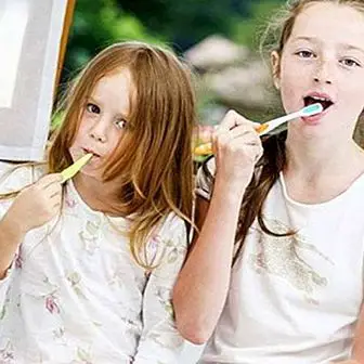 أسنان الحليب للطفل: كيفية تنظيفها والعناية بها بشكل صحيح