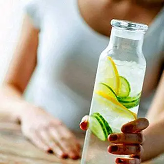 5 benefícios de beber água com limão e pepino todas as manhãs