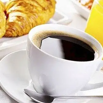 Beber café com o estômago vazio: riscos e consequências