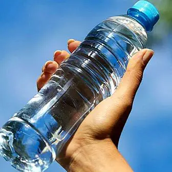 Je vhodné znovu použiť plastové fľaše na vodu? Vaše možné riziká