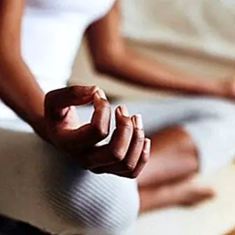 Viktigste fordeler med yoga for helse og hvordan du gjør det hjemme