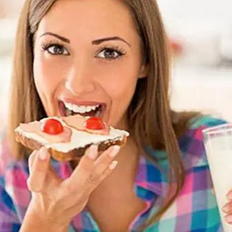 Ibu kejururawatan: Petua pemakanan untuk menguatkan kesihatan anda semasa menyusu