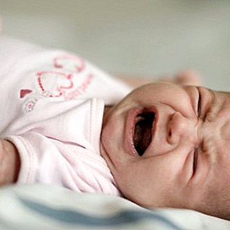 Hoe het ongemak van de baby te verlichten als je reflux hebt