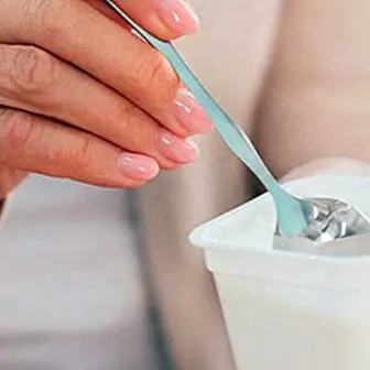 Zakaj se izogibajte sladkim, aromatiziranim ali sadnim jogurtom