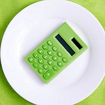 Скільки калорій повинна споживати жінка?