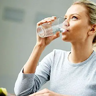 Ali vam voda pomaga izgubiti težo? Miti in realnosti