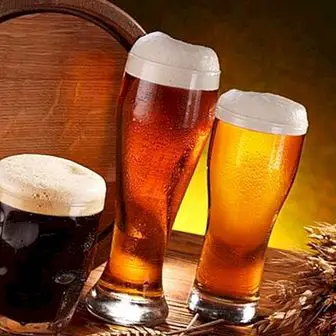 शराब के साथ बीयर और इसके बिना आप वसा नहीं बनाते हैं या कमर या कूल्हे की परिधि को बढ़ाते हैं