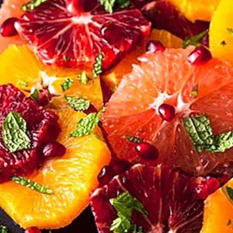 Frisk salat af citrusfrugter, datoer og mandler
