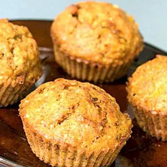 Muffins met noten en wortels: eenvoudig en eenvoudig recept