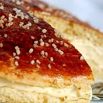 Tropezový koláč: francúzsky tortu s briošou a šľahačkou (La Tarte Tropézienne)