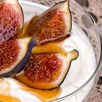 Yogurt with figs and honey: the ideal dessert for this fall