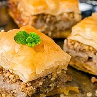 Baklava: Công thức bánh Thổ Nhĩ Kỳ với quả óc chó, hạnh nhân và quả hồ trăn