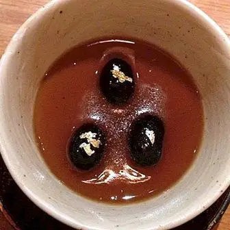 Kuromame teetä tai mustaa soija teetä: etuja ja miten se tehdään