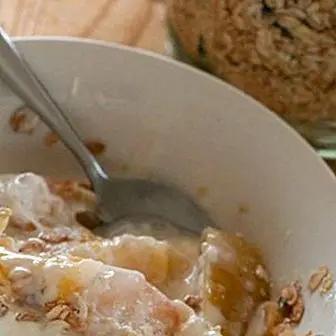 How to make a nutritious apple and seed muesli