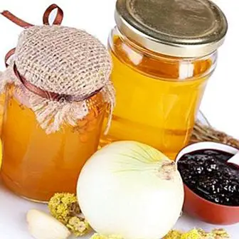 Løsning av hvitløk, løk og honning for å kurere influensa og forkjølelse