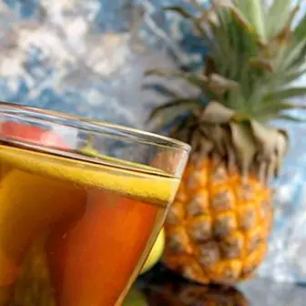 Jak zrobić oczyszczającą i wyszczuplającą herbatę ananasową