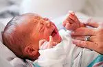 A csecsemő colics: mi azok, okok, tünetek és tippek azok elkerülésére